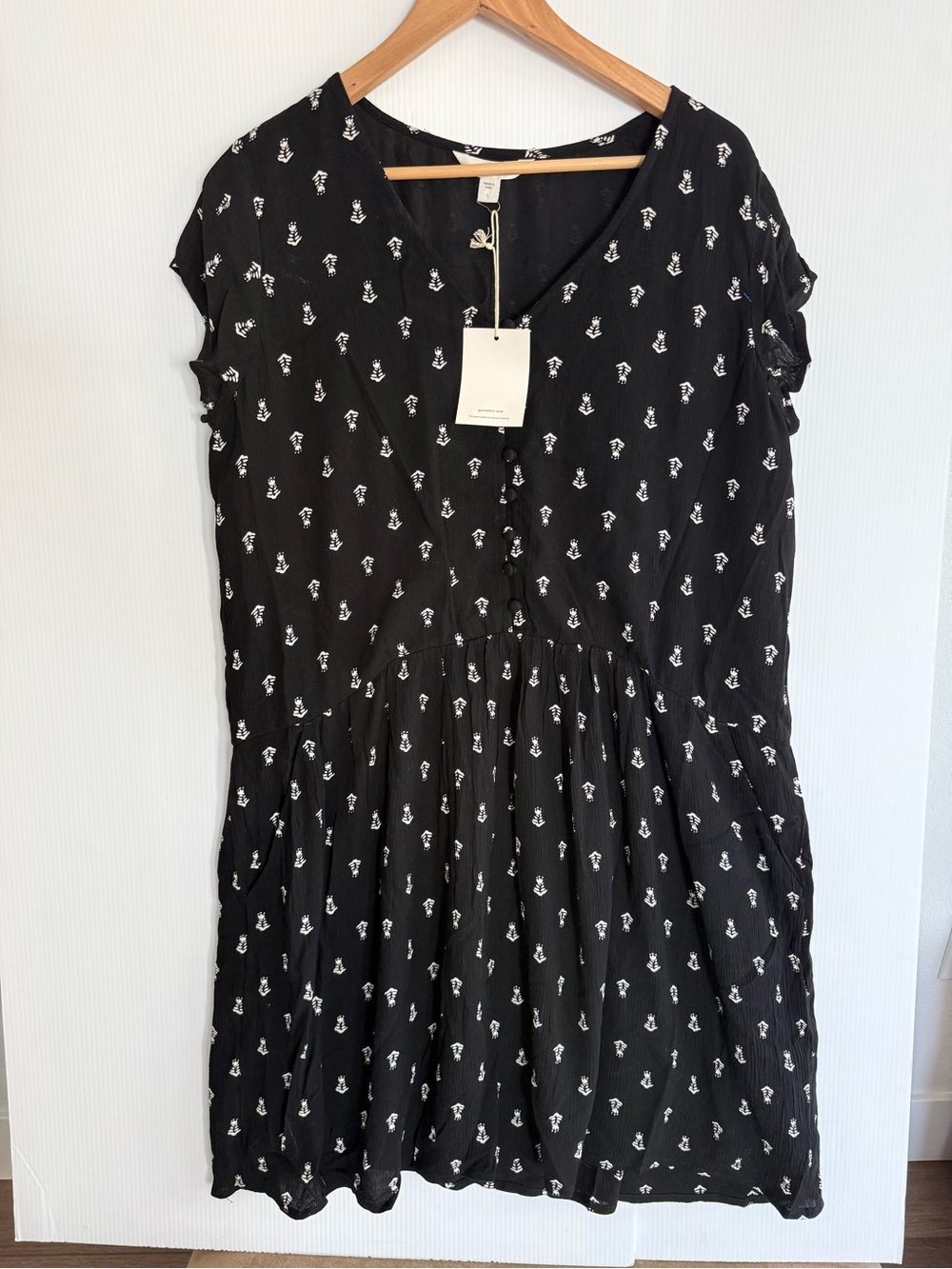 GARNET HILL black flowy dress